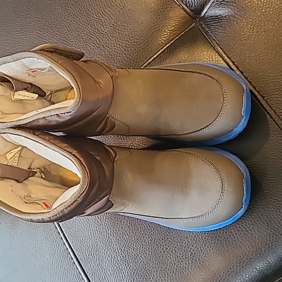 Hardly worn boys Uggs winter boots size 5 - Picture 2 of 5